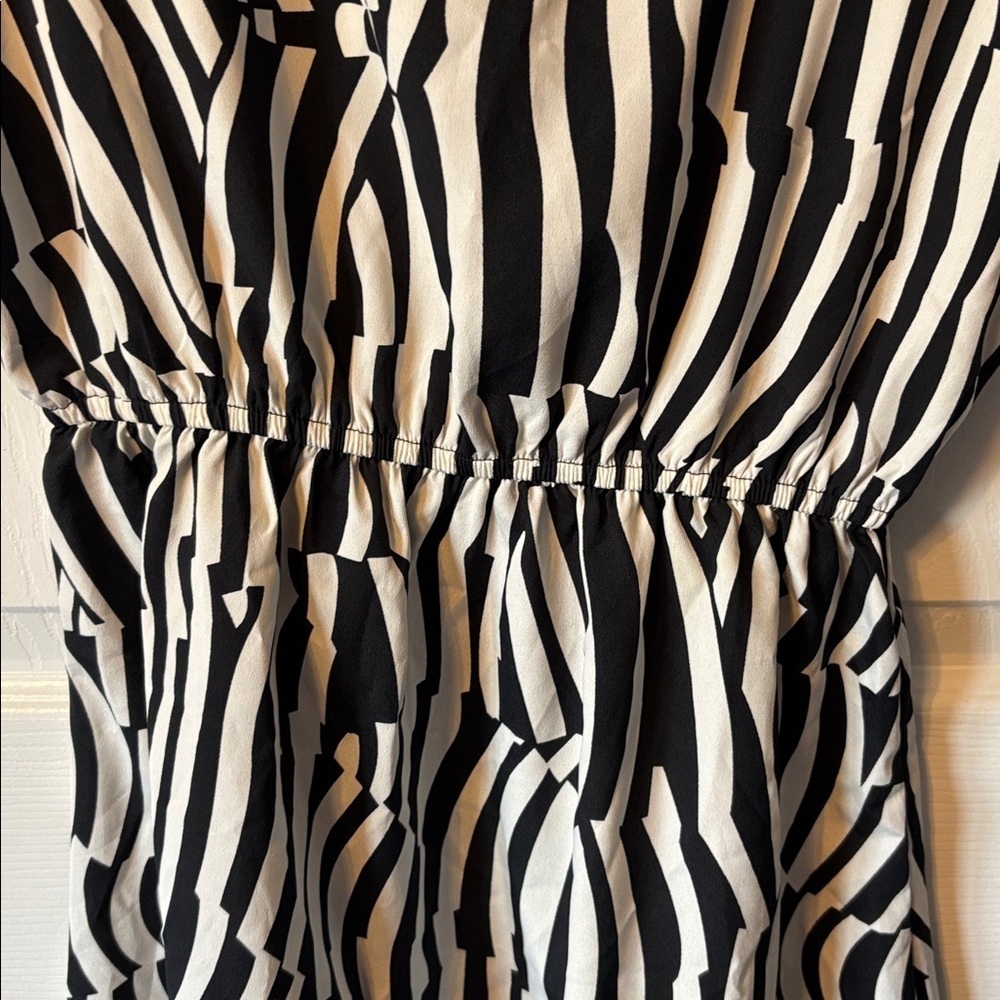 Black & White Dress - Picture 5 of 8